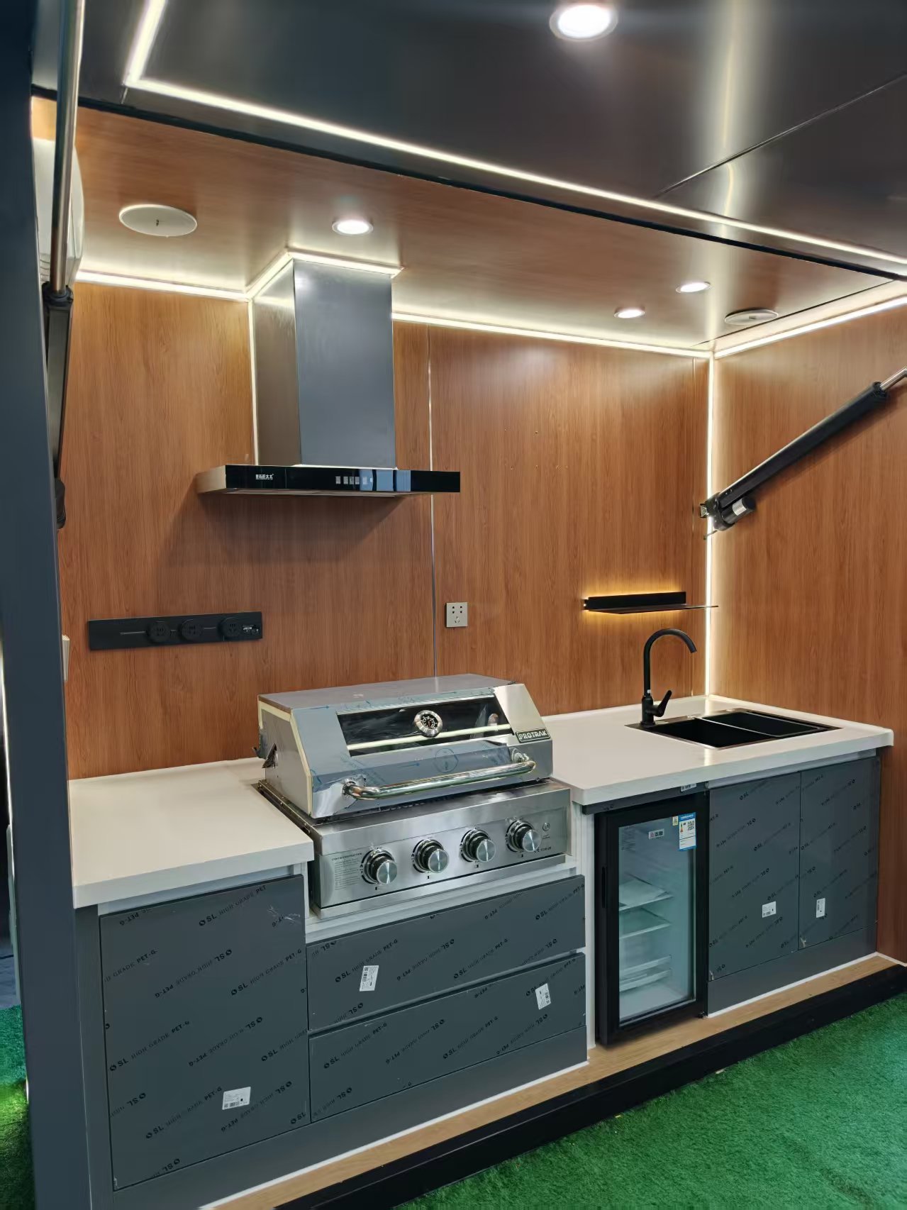 Prefab Modular Outdoor Container Kitchen With Folding Awning LED Light Built-in Grill Sink Refrigerator For Backyard Villa 